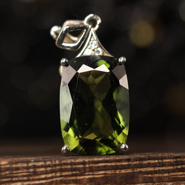 Moldavite Pendant, gemstone jewellery (view 1)