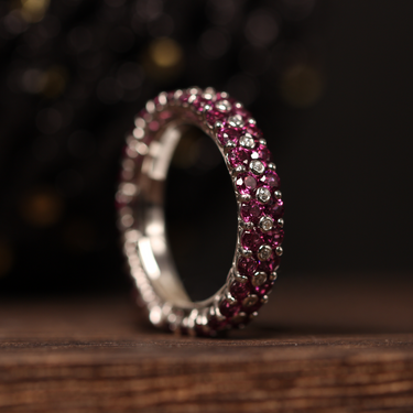 Rhodolite Granet Eternity Ring, gemstone jewellery (view 1)