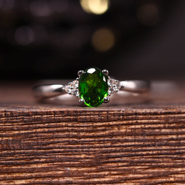 Tsavorite Ring, gemstone jewellery (view 1)