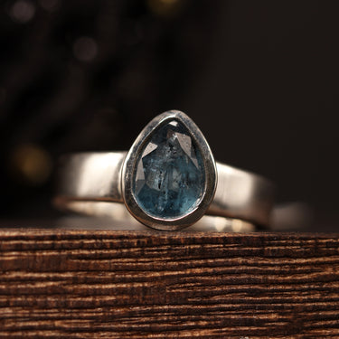 Blue Kyanite Ring, gemstone jewellery (view 1)