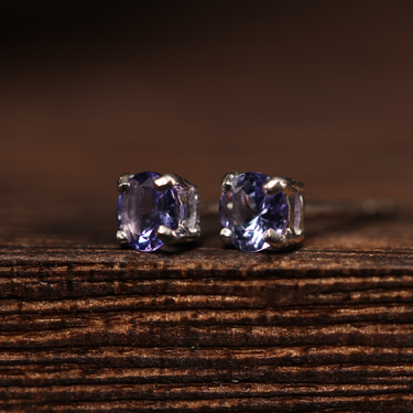 Tanzanite earring, gemstone jewellery (view 2)