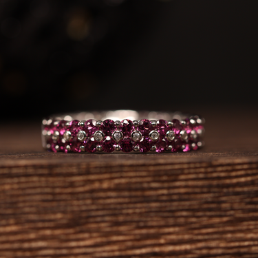 Rhodolite Granet Eternity Ring, gemstone jewellery (view 2)