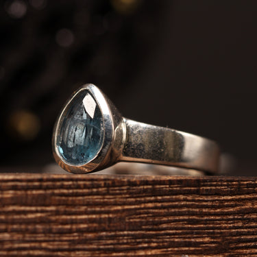 Blue Kyanite Ring, gemstone jewellery (view 2)