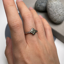 Load image into Gallery viewer, Moldavite Clover Ring

