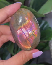 Load and play video in Gallery viewer, Labradorite palmstone
*Double sided*
